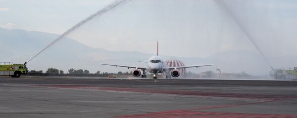 Российский лайнер Sukhoi Superjet 100 авиакомпании Азимут в международном аэропорту Звартноц (1 октября 2018). Еревaн Российский лайнер Sukhoi Superjet 100 авиакомпании Азимут в международном аэропорту Звартноц (1 октября 2018). Еревaн - Sputnik Արմենիա