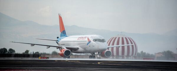 Российский лайнер Sukhoi Superjet 100 авиакомпании Азимут в международном аэропорту Звартноц (1 октября 2018). Еревaн - Sputnik Армения
