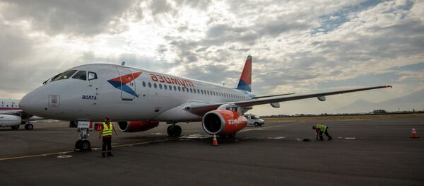 Российский лайнер Sukhoi Superjet 100 авиакомпании Азимут в международном аэропорту Звартноц (1 октября 2018). Еревaн - Sputnik Армения