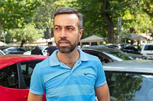 Представитель инициативы Правый руль Артур Хачатурян на акции перед зданием Минтранса Армении (1 октября 2018). Еревaн Представитель инициативы Правый руль Артур Хачатурян на акции перед зданием Минтранса Армении (1 октября 2018). Еревaн - Sputnik Армения