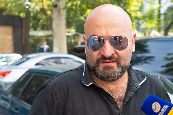 Активист Ара Хачатрян на акции перед зданием Минтранса Армении (1 октября 2018). Еревaн Активист Ара Хачатрян на акции перед зданием Минтранса Армении (1 октября 2018). Еревaн - Sputnik Армения