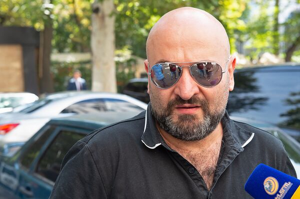 Активист Ара Хачатрян на акции перед зданием Минтранса Армении (1 октября 2018). Еревaн Активист Ара Хачатрян на акции перед зданием Минтранса Армении (1 октября 2018). Еревaн - Sputnik Армения