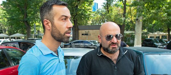 Представитель инициативы Правый руль Артур Хачатурян и активист Ара Хачатрян на акции перед зданием Минтранса Армении (1 октября 2018). Еревaн - Sputnik Армения