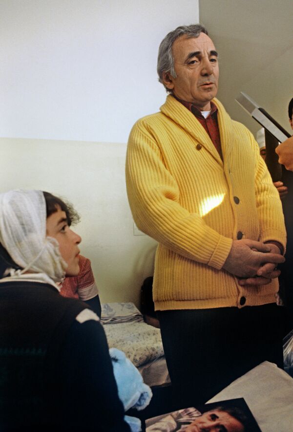 Шарль Азнавур в детской клинической больнице Еревана общается с детьми, пострадавшими от землетрясения (1 февраля 1989). Еревaн - Sputnik Армения