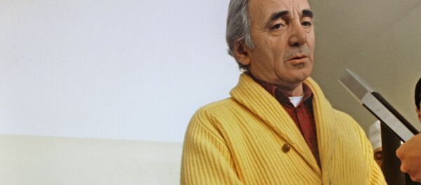 Шарль Азнавур в третьей детской клинической больнице города Ереван общается с детьми пострадавшими от землетрясения (1 февраля 1989). Еревaн - Sputnik Армения