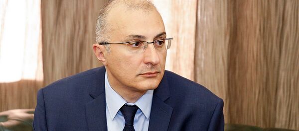 Исполнительный директор Всеармянского фонда Айастан Айкак Аршамян на встрече с премьер-министром Николом Пашиняном (1 октября 2018). Еревaн - Sputnik Արմենիա