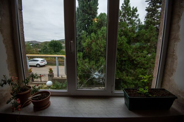 Обстрелянное окно дома в селе Коти, Тавуш - Sputnik Արմենիա