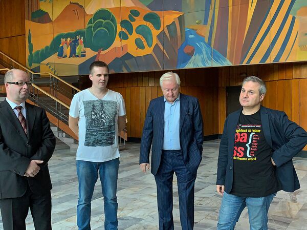 Брифинг спектакля Хиты Бродвея в театре Сундукяна (1 октября 2018). Еревaн - Sputnik Армения