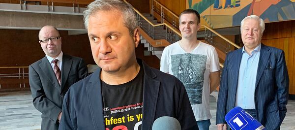 Президент Международного фестиваля HIGH FEST Артур Гукасян во время брифинга спектакля Хиты Бродвея в театре Сундукяна (1 октября 2018). Еревaн - Sputnik Армения