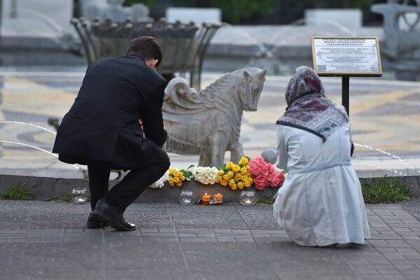 Ереванцы и гости столицы возложили цветы и зажгли свечи около звезды Шарля на площади Шарля Азнавура (1 октября 2018). Еревaн - Sputnik Армения