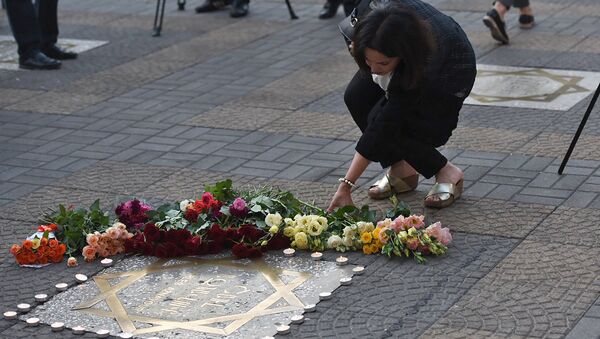 Ереванцы и гости столицы возложили цветы и зажгли свечи около звезды Шарля на площади Шарля Азнавура (1 октября 2018). Еревaн - Sputnik Արմենիա