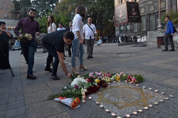 Ереванцы и гости столицы возложили цветы и зажгли свечи около звезды Шарля на площади Шарля Азнавура (1 октября 2018). Еревaн - Sputnik Армения