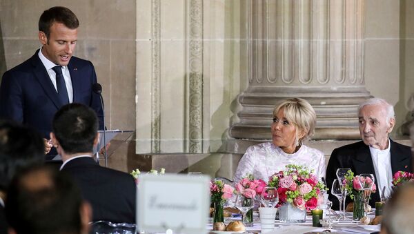 Бриджит Макрон и французский певец Шарль Азнавур, слушают речь французского президента Эммануэля Макрона во время официального государственного ужина с наследным принцем Японии Нарухито в Версальском дворце (12 сентября 2018). Франция - Sputnik Արմենիա