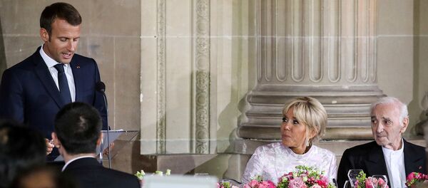 Бриджит Макрон и французский певец Шарль Азнавур, слушают речь французского президента Эммануэля Макрона во время официального государственного ужина с наследным принцем Японии Нарухито в Версальском дворце (12 сентября 2018). Франция - Sputnik Армения