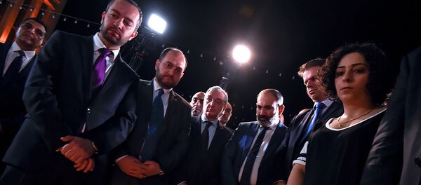 Премьер-министр Армении Никол Пашинян и члены правительства, чрезвычайный и полномочный посол Франции в Армении Джонатан Лакот, возложили цветы к звезде Шарля Азнавура (1 октября 2018). Еревaн Премьер-министр Армении Никол Пашинян и члены правительства, чрезвычайный и полномочный посол Франции в Армении Джонатан Лакот, возложили цветы к звезде Шарля Азнавура (1 октября 2018). Еревaн - Sputnik Армения