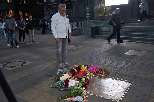 Карен Кочарян возложил цветы к звезде Шарля Азнавура (1 октября 2018). Еревaн - Sputnik Армения