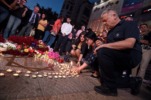 Ереванцы и гости столицы возложили цветы и зажгли свечи около звезды Шарля на площади Шарля Азнавура (1 октября 2018). Еревaн - Sputnik Армения