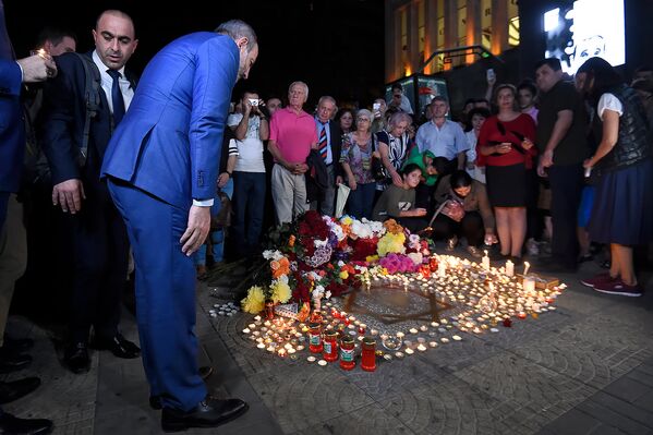 Премьер-министр Армении Никол Пашинян возложил цветы к звезде Шарля Азнавура (1 октября 2018). Еревaн - Sputnik Армения