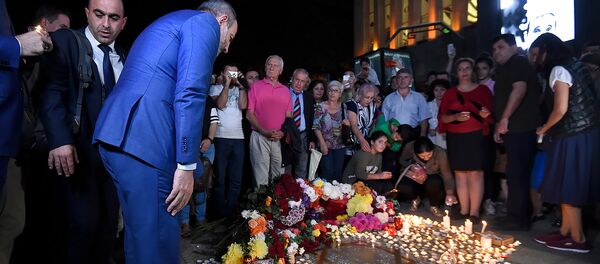 Премьер-министр Армении Никол Пашинян возложил цветы к звезде Шарля Азнавура (1 октября 2018). Еревaн Премьер-министр Армении Никол Пашинян возложил цветы к звезде Шарля Азнавура (1 октября 2018). Еревaн - Sputnik Արմենիա