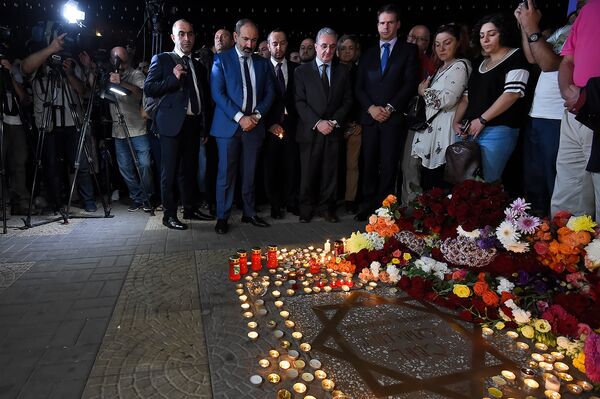 Премьер-министр Армении Никол Пашинян и члены правительства, чрезвычайный и полномочный посол Франции в Армении Джонатан Лакот, возложили цветы к звезде Шарля Азнавура (1 октября 2018). Еревaн Премьер-министр Армении Никол Пашинян и члены правительства, чрезвычайный и полномочный посол Франции в Армении Джонатан Лакот, возложили цветы к звезде Шарля Азнавура (1 октября 2018). Еревaн - Sputnik Армения