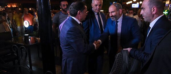 Премьер-министр Армении Никол Пашинян встретился в столичном кафе с руководителем фракции РПА Ваграмом Багдасаряном (1 октября 2018). Еревaн - Sputnik Արմենիա