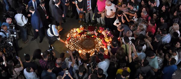Ереванцы и гости столицы возложили цветы и зажгли свечи около звезды Шарля на площади Шарля Азнавура (1 октября 2018). Еревaн - Sputnik Армения