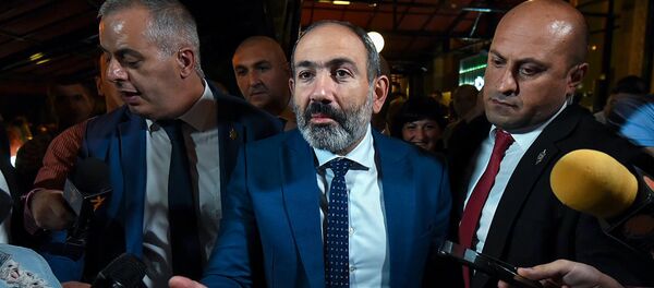 Премьер-министр Армении Никол Пашинян после встречи с руководителем фракции РПА Ваграмом Багдасаряном (1 октября 2018). Еревaн - Sputnik Армения