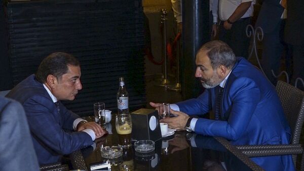 Премьер-министр Армении Никол Пашинян встретился в столичном кафе с руководителем фракции РПА Ваграмом Багдасаряном (1 октября 2018). Еревaн - Sputnik Армения