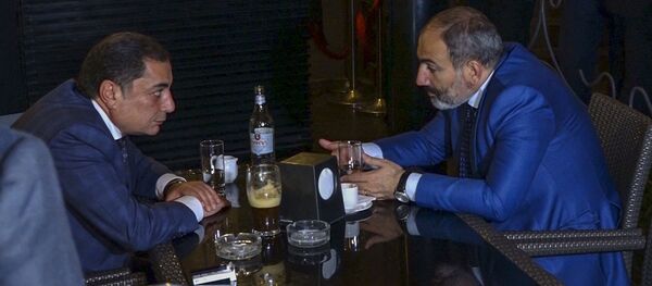 Премьер-министр Армении Никол Пашинян встретился в столичном кафе с руководителем фракции РПА Ваграмом Багдасаряном (1 октября 2018). Еревaн - Sputnik Армения
