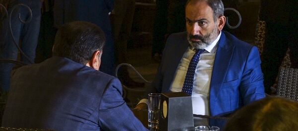 Премьер-министр Армении Никол Пашинян встретился в столичном кафе с руководителем фракции РПА Ваграмом Багдасаряном (1 октября 2018). Еревaн - Sputnik Արմենիա