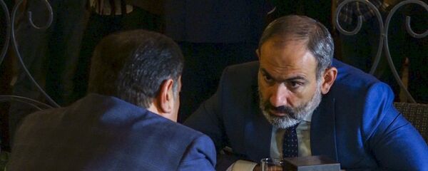 Премьер-министр Армении Никол Пашинян встретился в столичном кафе с руководителем фракции РПА Ваграмом Багдасаряном (1 октября 2018). Еревaн - Sputnik Армения