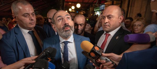 Премьер-министр Армении Никол Пашинян после встречи с руководителем фракции РПА Ваграмом Багдасаряном (1 октября 2018). Еревaн - Sputnik Արմենիա