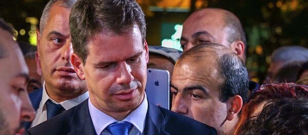 Чрезвычайный и полномочный посол Франции в Армении Джонатан Лакот возложили цветы к звезде Шарля Азнавура (1 октября 2018). Еревaн - Sputnik Армения