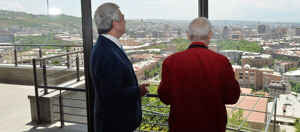 Третий президент Армении Серж Саргсян и Шарль Азнавур во время церемонии вручения ключа дома-музея фонду «Азнавур» (1 июня 2017). Еревaн Третий президент Армении Серж Саргсян и Шарль Азнавур во время церемонии вручения ключа дома-музея фонду «Азнавур» (1 июня 2017). Еревaн - Sputnik Արմենիա