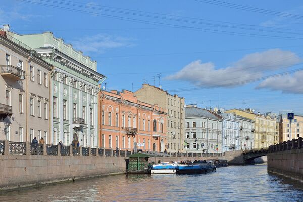 Дома А.В. Макарова (зеленый) и Ф.А. Апраксина (розовый) на улице Миллионной, набережная реки Мойки, Санкт-Петербург - Sputnik Армения
