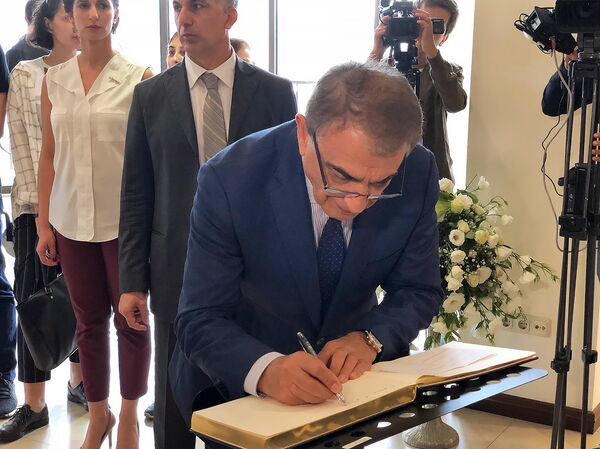 Спикер парламента Армении Ара Баблоян оставил запись в Книге памяти в доме-музее Шарля Азнавура (2 октября 2018). Еревaн - Sputnik Արմենիա
