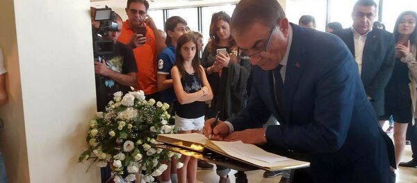 Спикер парламента Армении Ара Баблоян оставил запись в Книге памяти в доме-музее Шарля Азнавура (2 октября 2018). Еревaн Спикер парламента Армении Ара Баблоян оставил запись в Книге памяти в доме-музее Шарля Азнавура (2 октября 2018). Еревaн - Sputnik Արմենիա