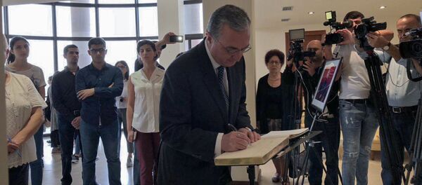 Министр иностранных дел Армении Зограб Мнацаканян оставил запись в Книге памяти в доме-музее Шарля Азнавура (2 октября 2018). Еревaн - Sputnik Армения