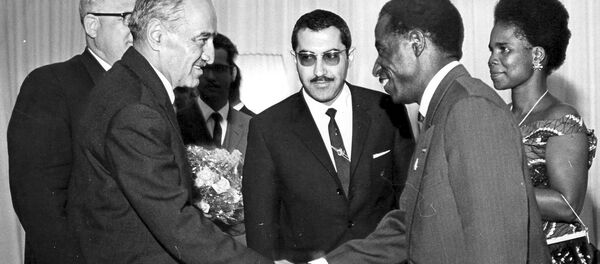 Ашот Мелик-Шахназаров переводит беседу Председателя Президиума Верховного Совета СССР Анастаса Микояна и Президента Республики Конго Браззавиль Массамба-Деба (19 августа 1965). Москвa Ашот Мелик-Шахназаров переводит беседу Председателя Президиума Верховного Совета СССР Анастаса Микояна и Президента Республики Конго Браззавиль Массамба-Деба (19 августа 1965). Москвa - Sputnik Արմենիա