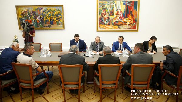Премьер-министр Армении Никол Пашинян принял бывших жителей Арцвашена (2 октября 2018). Еревaн - Sputnik Արմենիա
