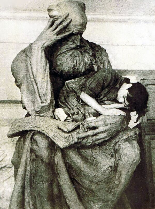 Карлен Нуриджанян в объятиях своего творения: статуи Мовсеса Хоренаци - Sputnik Армения