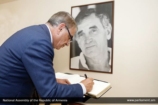 Спикер парламента Армении Ара Баблоян оставил запись в Книге памяти в доме-музее Шарля Азнавура (2 октября 2018). Еревaн - Sputnik Армения