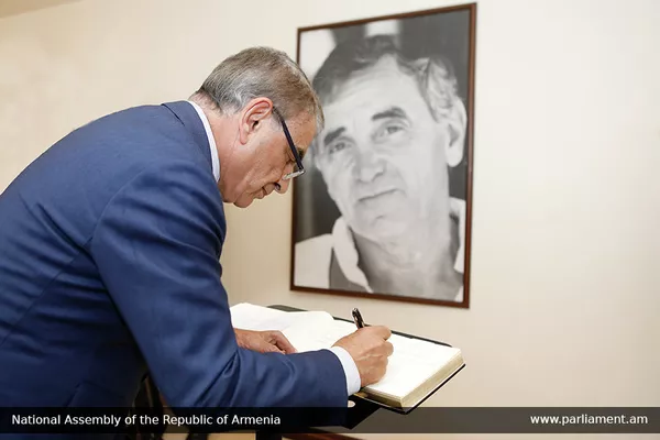 Спикер парламента Армении Ара Баблоян оставил запись в Книге памяти в доме-музее Шарля Азнавура (2 октября 2018). Еревaн Спикер парламента Армении Ара Баблоян оставил запись в Книге памяти в доме-музее Шарля Азнавура (2 октября 2018). Еревaн - Sputnik Армения