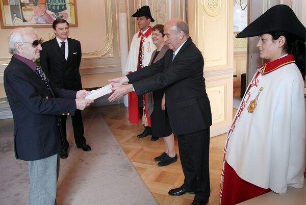 Новоназначенный посол Армении в Швейцарии Шарль Азнавур вручает верительные грамоты Федеральному президенту Швейцарии Хансу-Рудольфу Мерцу (30 июня 2009). Берн - Sputnik Армения