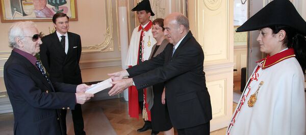 Новоназначенный посол Армении в Швейцарии Шарль Азнавур вручает верительные грамоты Федеральному президенту Швейцарии Хансу-Рудольфу Мерцу (30 июня 2009). Берн Новоназначенный посол Армении в Швейцарии Шарль Азнавур вручает верительные грамоты Федеральному президенту Швейцарии Хансу-Рудольфу Мерцу (30 июня 2009). Берн - Sputnik Армения