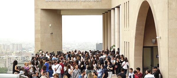 Հայտնի մարդիկ և հասարակ քաղաքացիները գրառում են կատարել Շառլ Ազնավուրի անվան տուն–թանգարանի Սգո մատյանում Հայտնի մարդիկ և հասարակ քաղաքացիները գրառում են կատարել Շառլ Ազնավուրի անվան տուն–թանգարանի Սգո մատյանում - Sputnik Արմենիա