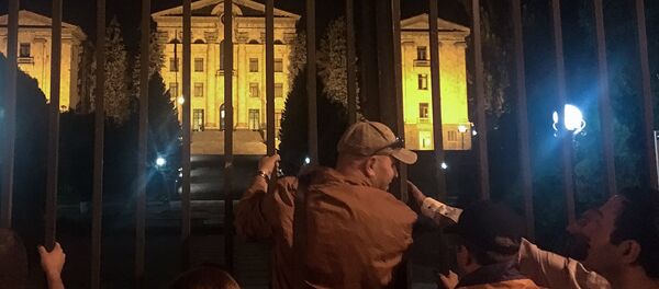 Граждане собираются перед зданием Парламента Армении (2 октября 2018). Еревaн - Sputnik Արմենիա