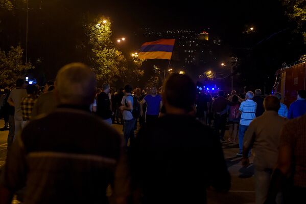 Граждане на проспекте Баграмяна, перед зданием Парламента Армении (2 октября 2018). Еревaн - Sputnik Армения