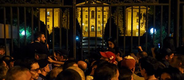 Граждане на проспекте Баграмяна, перед зданием Парламента Армении (2 октября 2018). Еревaн - Sputnik Армения