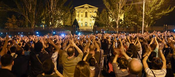 Граждане на проспекте Баграмяна, перед зданием Парламента Армении (2 октября 2018). Еревaн - Sputnik Արմենիա